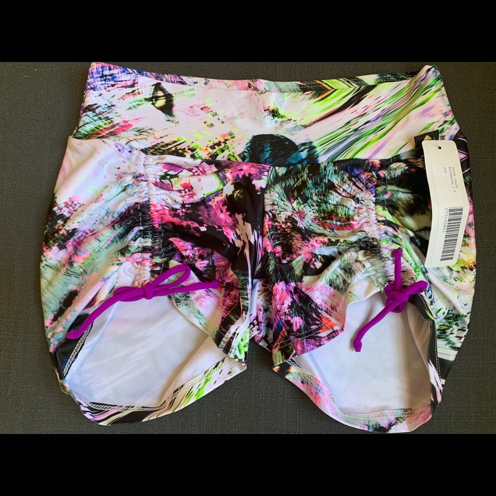 Stylish sport shorts! With design to fit perfect!
